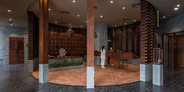 The reception area on the first floor with the circular plan and statement curved wall becomes the heart of the design. 