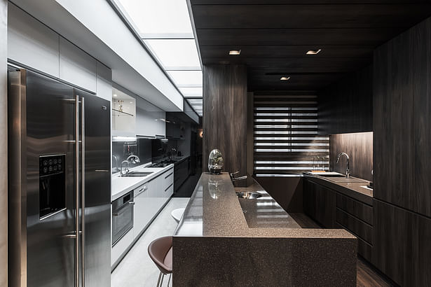 Different from the function of the kitchen is clear. The dark bar area offers many different possibilities. To achieve consistency in this space,from cabinet door panels, countertops, sinks, floors and ceilings all choose the same color, but the texture changes slightly. Make difference and seek common ground.