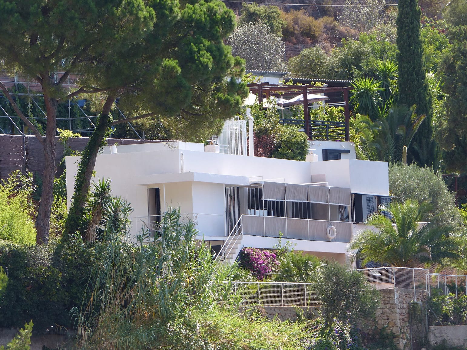 An artist is honoring Eileen Gray’s iconic E1027 villa with a new ...
