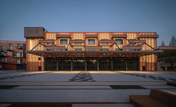 Night view of the facade with a huge canopy © UK- Studio