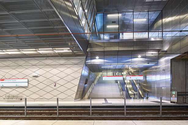 Track level Benrather Straße Metro Station