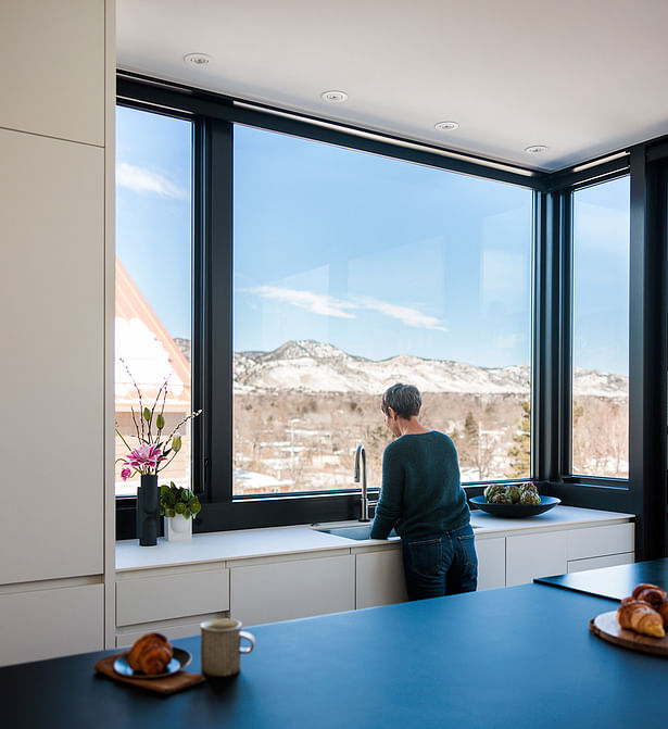 Do you see a kitchen? Yes! I see a beautiful kitchen. But, LOOK AT THAT VIEW. © David Lauer Photography