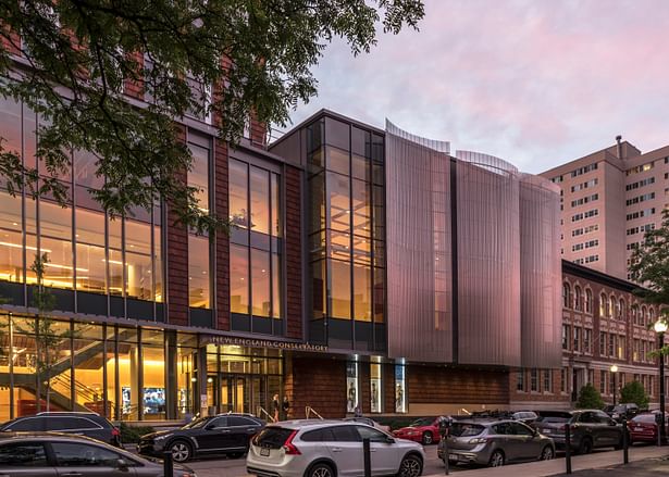 The performance podium, which houses an ensemble room, an opera studio, and an orchestral rehearsal space with acoustics mimicking those of Jordan Hall, projects a screened bay over the sidewalk. Photo credit: Peter Vanderwarker