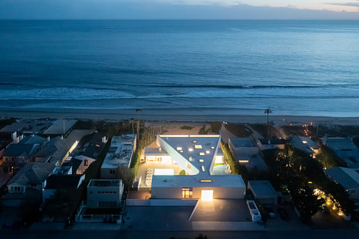 Broad Beach Residence (Malibu, CA) designed by Michael Maltzan Architecture, Inc.. Photo by Iwan Baan