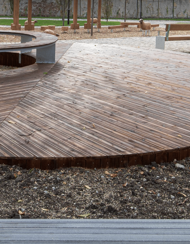 The wood platform built, with natural and biodegradable materials.