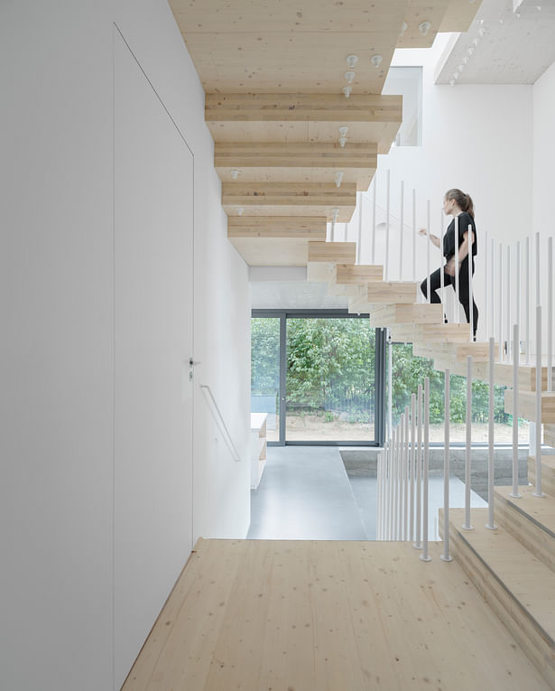 The split levels above are accessed via the central stair. (photo: Gui Rebelo / rundzwei Architekten)