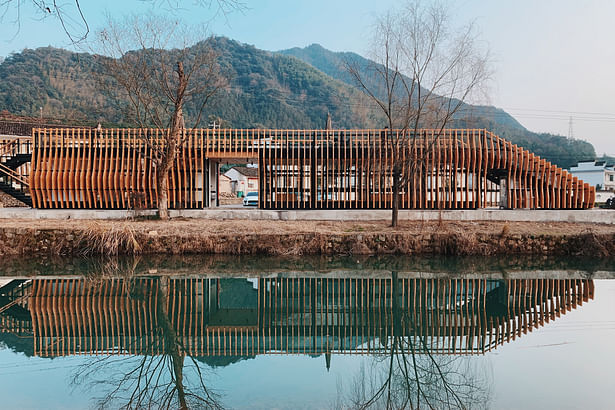 The majority of materials, such as the cedar wood used for the facade ribs, have been locally sourced to minimise their carbon footprint. Photograph by Li Zhang.