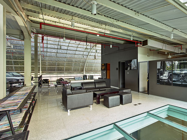 View of guest lounge with transparent glass floor to finishing room below 2 Image © Eric Dinardi