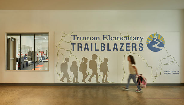 The mascot-inspired Trailblazers wall graphic reminds students that the path of discovery includes socializing, learning, and exploring new horizons. © Benjamin Benschneider