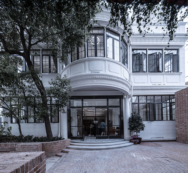 Situated on a famous road in Shanghai called Yuyuan Road, where some well-preserved buildings in European style built at the Former French Concession time, the three-storey villa was the old residence of the famous Chinese banker Sun Hengfu in the early 20th century, once called ‘Sun’s Garden’.