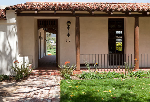 Built around a courtyard, similar to a traditional Spanish hacienda, the front door leads to a covered vestibule that is open to the air and the views.