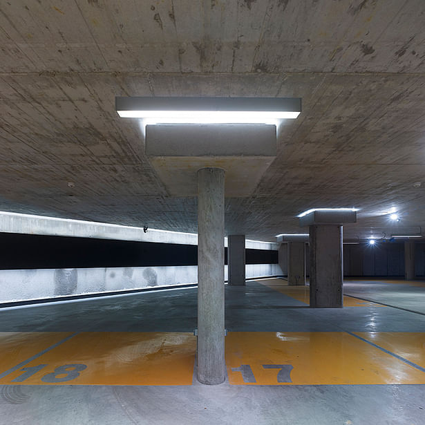 The vehicle entrances is treated from the parking lot with the same nobility as the rest of the building Photo.: A. Quiroga