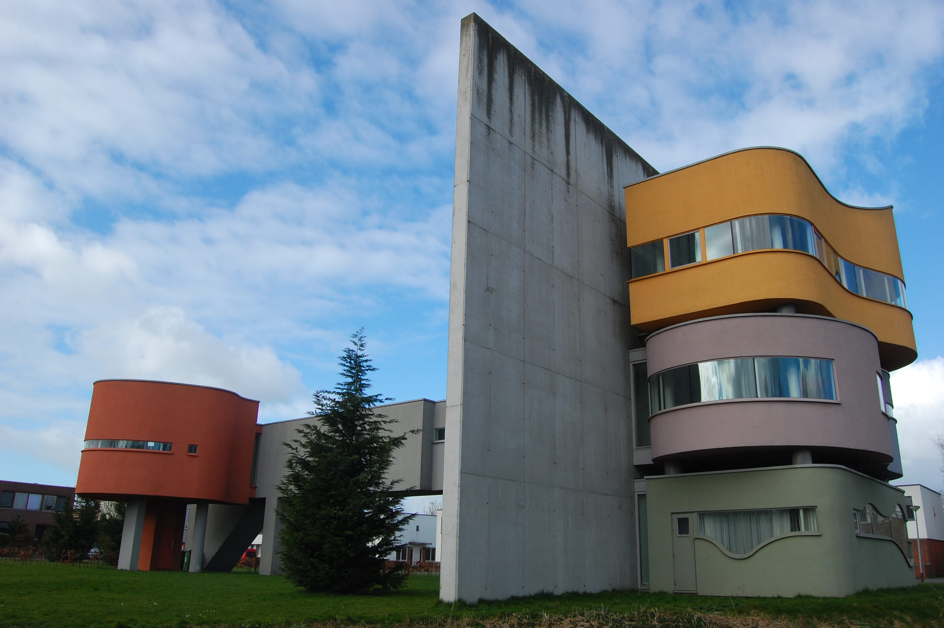 Whites & Greys: Architecture’s Lost Debate That Still Shapes Practice