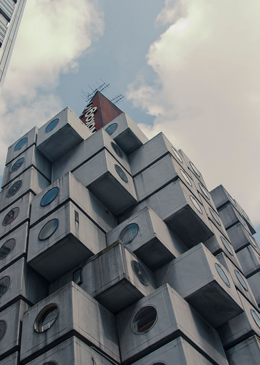 Nakagin Capsule Tower (2012) Image © Chris Hamby <a href="https://flic.kr/p/cauFfb​">via Flickr (CC BY-SA 2.0)</a>​ 