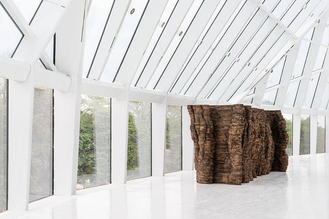 View of the second-floor Sculpture Terrace in the Gundlach Building with Ursula von Rydingsvard’s Blackened Word, 2008. Image © Marco Cappelletti.