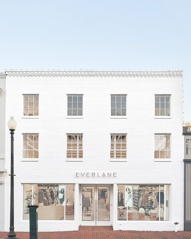 Preservation of the building and its history was important while working on this project. The existing facade at Georgetown had seen many iterations but the Bergmeyer team felt it was best for Everlane to bring it back to its most original form. We stripped away the metal paneling and revealed the existing brick signage band.