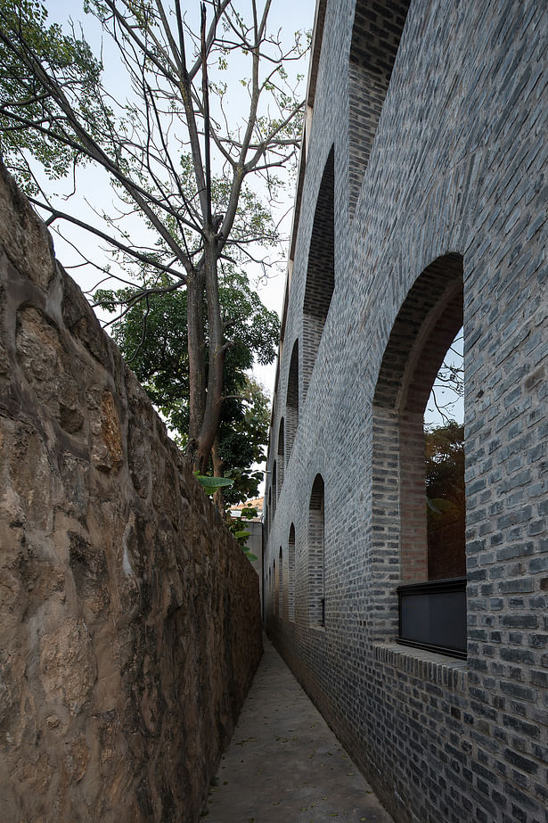 Retaining wall and main building © Su Shengliang