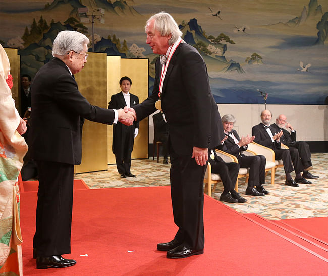 Steven Holl receives medal from Prince Hitachi. Photo (c) The Japan Art Association/The Sankei Shimbun.