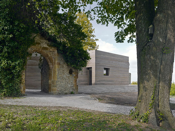 Remains of the medieval gatehouse with new building behind. © Stefan Müller