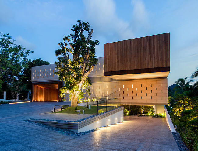 House X in Singapore by Redbean Architects; Lighting Design Consultants: Limelight atelier; Photo: Beton Brut