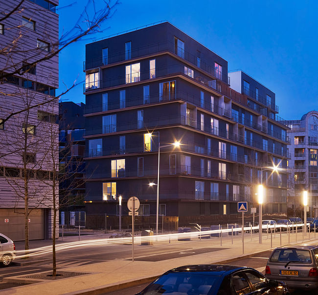 Housing units: 'Majority of the apartments are offered a double orientation. This flexibility was made possible by the bearing facade walls. On the highest floors, a few duplexes were given generous terraces.' (Photo: Julien Lanoo)