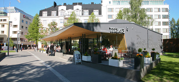 The wood clad lining of the shell opens towards the main passageway of the park. The building was situated parallel to the main passageway and so that the terraces receive the most sunlight throughout the day.