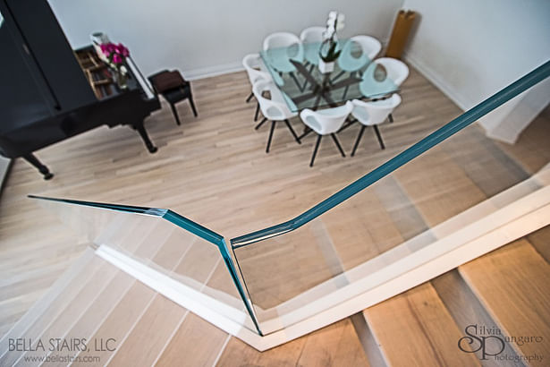 Over-sized clear starphire glass panels look flawless in this Aventura Home