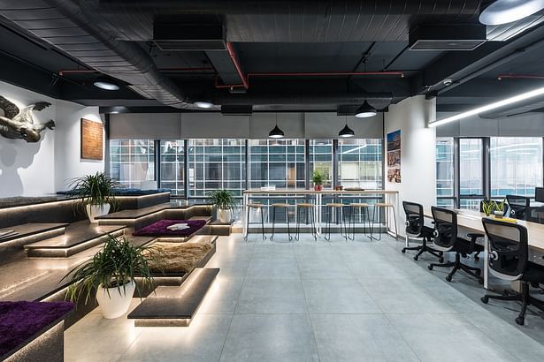 The stepped breakout area features leather finish granite and has been designed to serve multiple purposes such as collaboration space, quiet zone and refreshment area.
