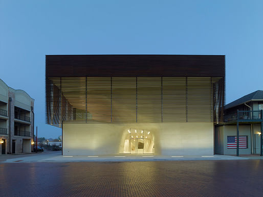 The exterior cladding of pleated copper panels alludes to the nearby plantations, controlling light, views and ventilation, and employing surface articulation rather than architectural ornamentation. The “simple” urban container contrasts with the sinuous entry and foyer within, highlighting the dialogue between the city and the natural environment.