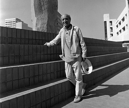Isamu Noguchi in 1983. Image courtesy of Los Angeles Times Photographic Collection via Wikimedia (CC BY 4.0)