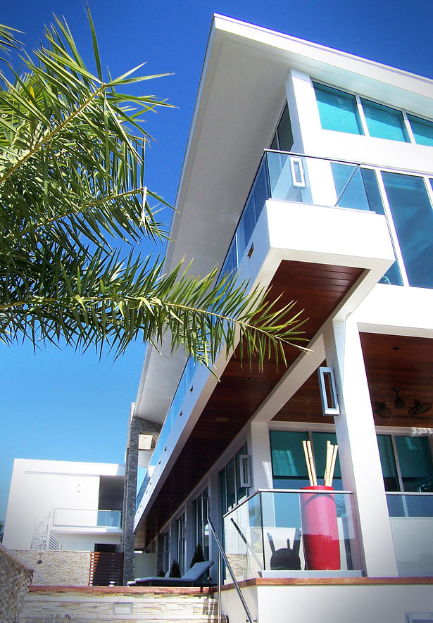 Cantilevered balcony