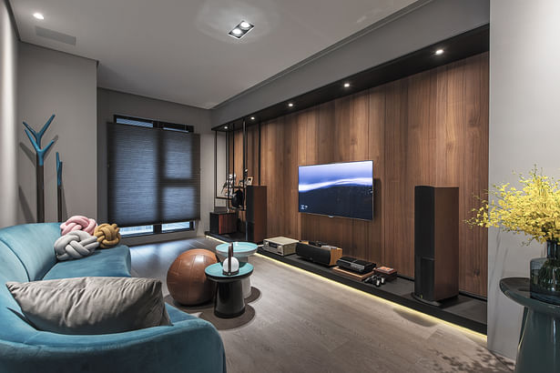 The audiovisual room provides video and music needs. It is mainly based on the warm wood of the TV wall, and is matched with aqua blue velvet cloth, which is not only cold and warm, but also adds liveliness to the space.