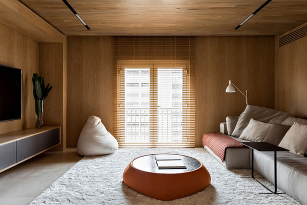 In the home theater, the wood lining makes the residents feel “hugged” while relaxing