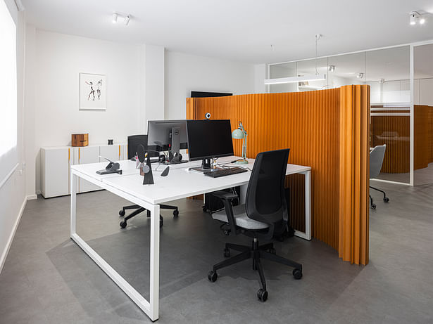 Administration room with self-supporting cardboard (screen) dividing the administration office meeting room Photo: Ivo Tvares