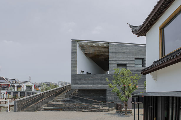 6-Viewing steps on the west side and outdoor platform on the second floor ©Yang Chen