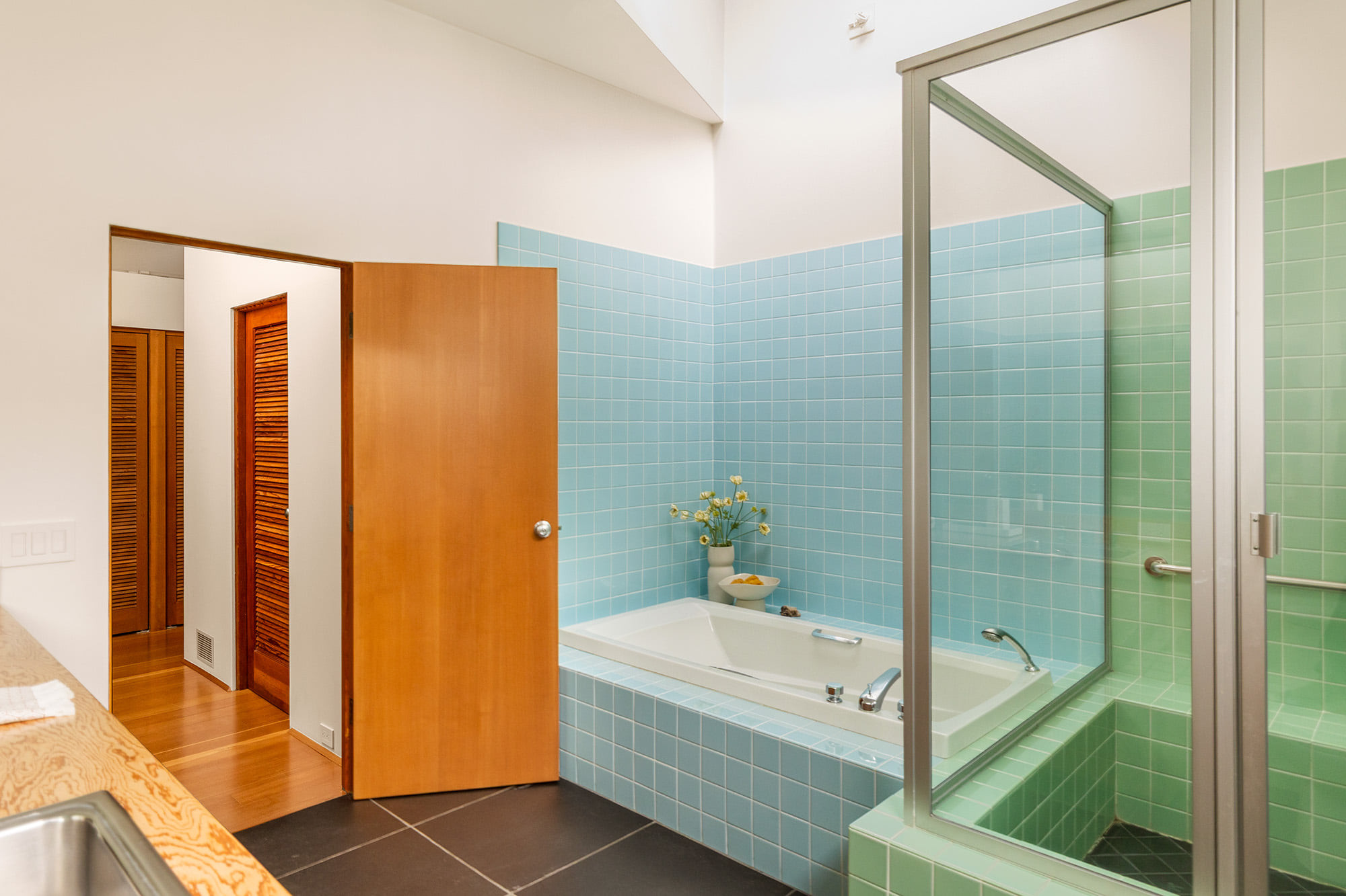 Inside a rare 1980s Frank Gehry home with unique geometries | Gallery ...