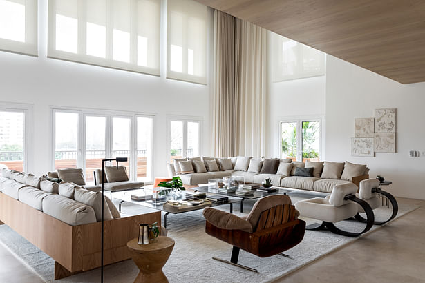 The architects sought to use a contemporary and neutral language, with cozier furnishings and materials, as seen in the sofa fabric and Brazilian design pieces