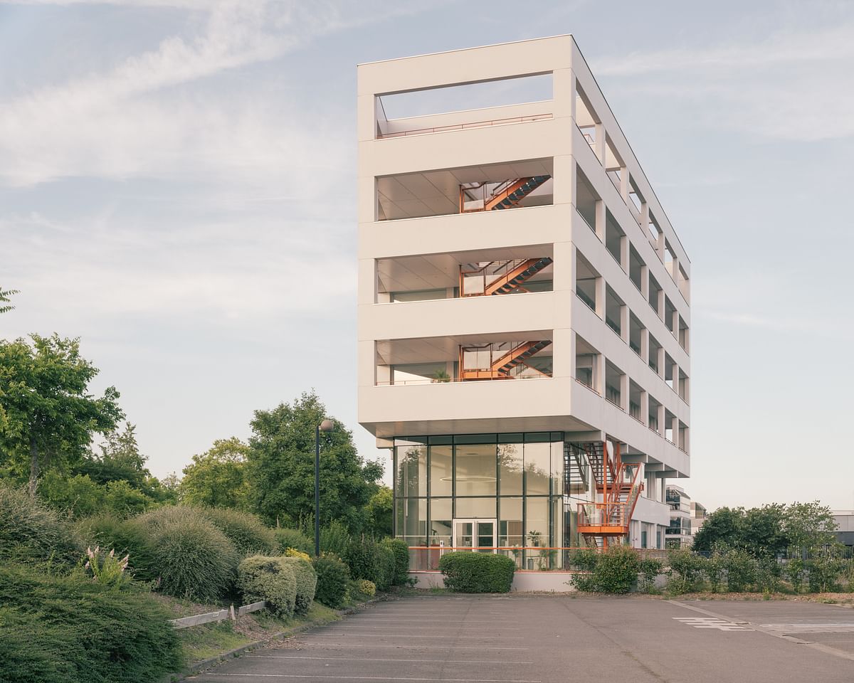 Sunlight and a '70s vibe permeate ALTA's Astrolabe new office project in Rennes