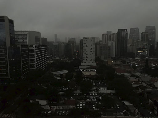 Smoke-filled, black skies in São Paulo on Monday afternoon, 3:30 PM. Photo: Leandro Mota/<a href="https://twitter.com/leandromota_/status/1163518390163640320">Twitter</a>