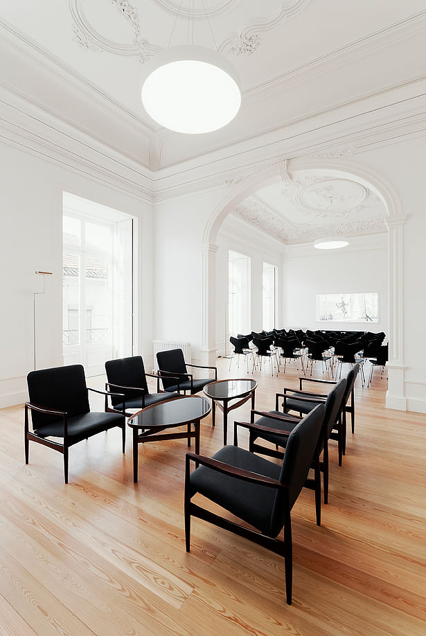 Main floor. Reading room with vintage chairs and Eye Table by Finn Juhl. © 2011 – do mal o menos