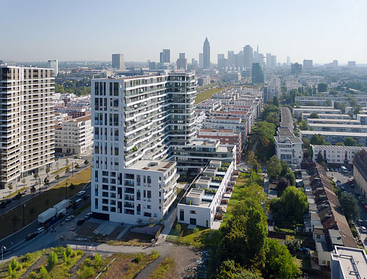 Wohnhochhaus AXIS, Frankfurt am Main by Meixner Schlüter Wendt Architekten. Image: Christoph Kraneburg.