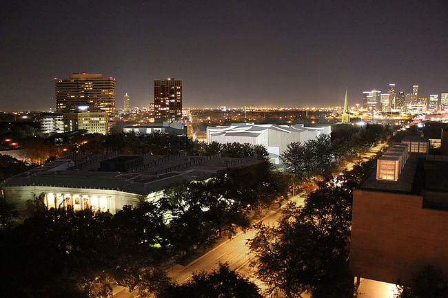 Aerial night view of the Fayez S. Sarofim Campus, with the Nancy and Rich Kinder Building and the Glassell School of Art. Courtesy of Steven Holl Architects.