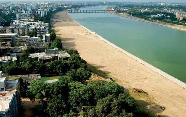 View of the reclaimed land with the lower promenade