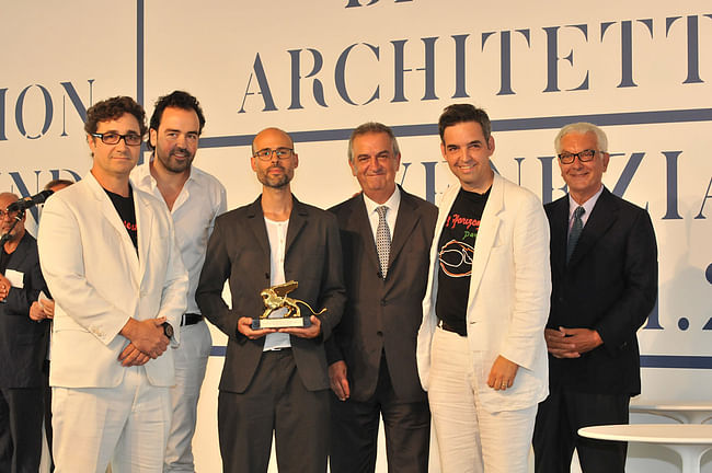 Golden Lion for the Best Project (from left): Alfredo Brillembourg, Urban-Think Tank; Iwan Baan; Justin McGuirk; Lorenzo Ornaghi, Minister of Cultural Heritage and Activities; Hubert Klumpner, Urban-Think Tank; Paolo Baratta, President of la Biennale di Venezia (Photo: Giorgio Zucchiatti)