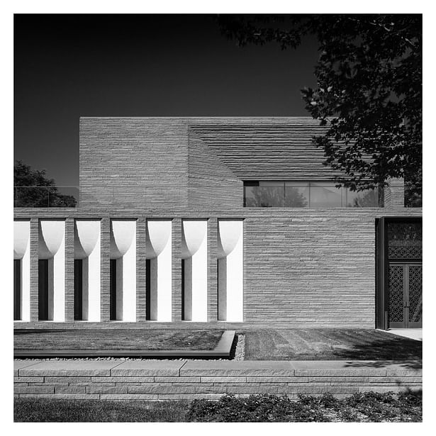 Lakewood Cemetery Garden Mausoleum South exterior detail photo: © Pete Seiger