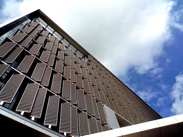 Louvres on the facade maximise natural ventilation while providing weather protection and filtering sunlight at Khoo Teck Puat Hospital, Singapore. (Image Credit: CPG Consultants) 