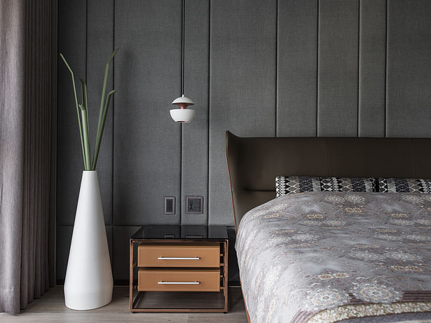 Just outside the door of the main bedroom is a long aisle. On the right side of the aisle is a row of wardrobes with enough storage capacity to form a white background wall. The rhythm of the split seam of the cabinet door and the mirror wall (dressing mirror) of the end view make this passage continuous. The most important decoration in the sleeping area is sunlight, and the special paint on the wall will change the gloss through the light, which is different from the soft texture of the bed...