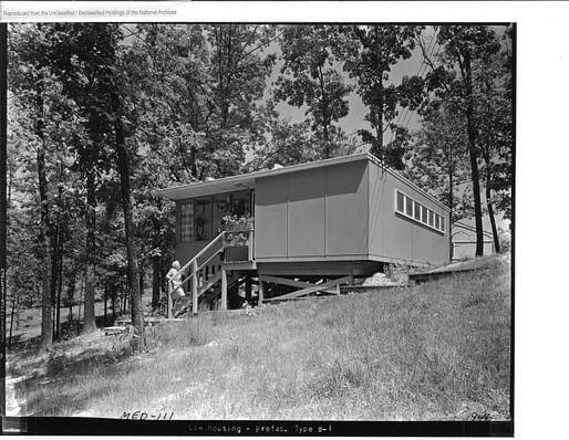 “Flat Top” house located in Oak Ridge, CA, 1944. Image: National Archives and Records Administration.