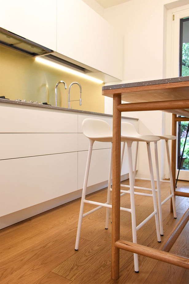 bespoke kitchen + kitchen table -bespoke kitchen with brass and oak wood 
