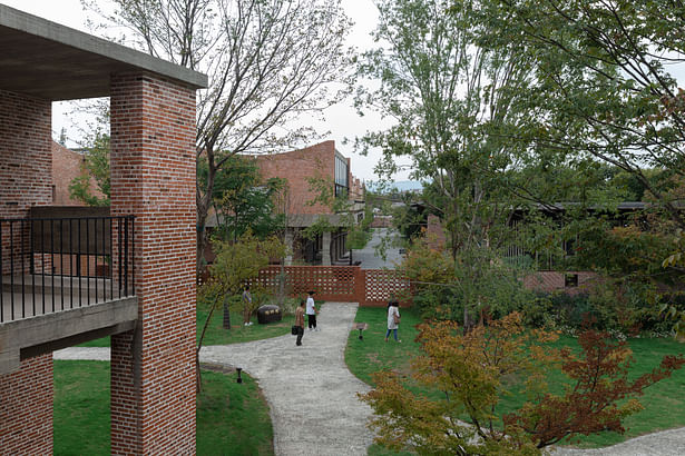 Looking through the elm tree courtyard towards the minor workshop and exhibition building©Su Shengliang